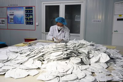 雷天太深入章丘區調研疫情防控物資生產企業 實地了解無紡布口罩生產情況